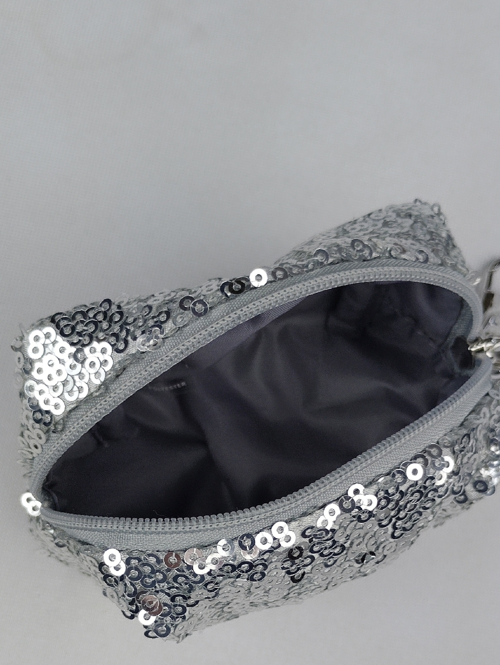Mac Small Cosmetics Bag With Key Chain. - Picture 9 of 9